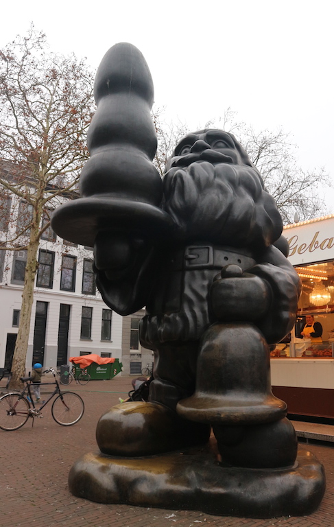 Butt plug gnome/santa in Rotterdam.