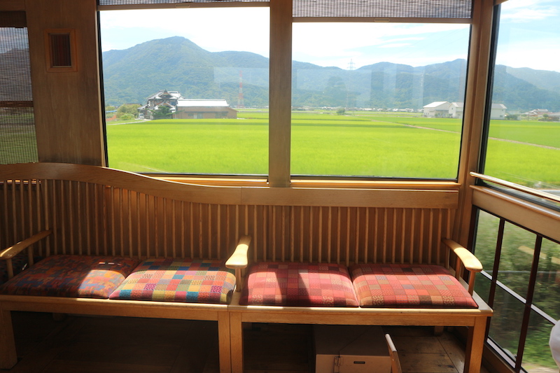 Communal area in SL Hitoyoshi. Sightseeing trains in Japan. How to travel from Kumamoto to Kagoshima by special sightseeing trains