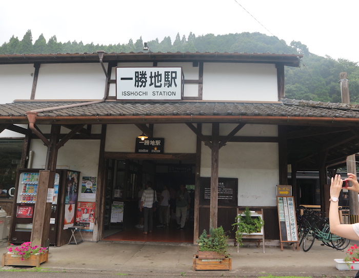 Isshochi station. How to travel from Kumamoto to Kagoshima by special sightseeing trains