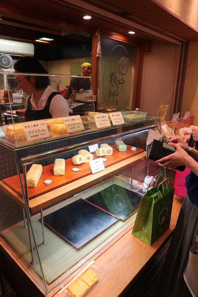 Japanese omelette in Nishiki market. Kyoto travel guide.