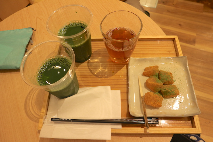 Matcha and Hoji tea in Cha-no-ki cafe. Kyoto travel guide.